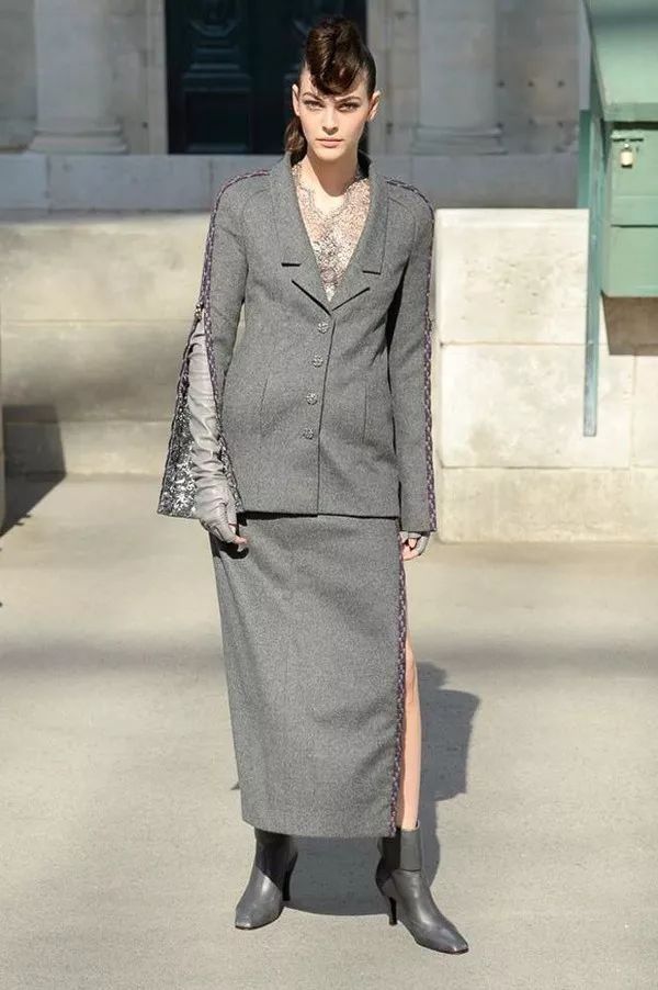 我们在巴黎大皇宫变的书报亭里问了周迅和刘雯一些小秘密……