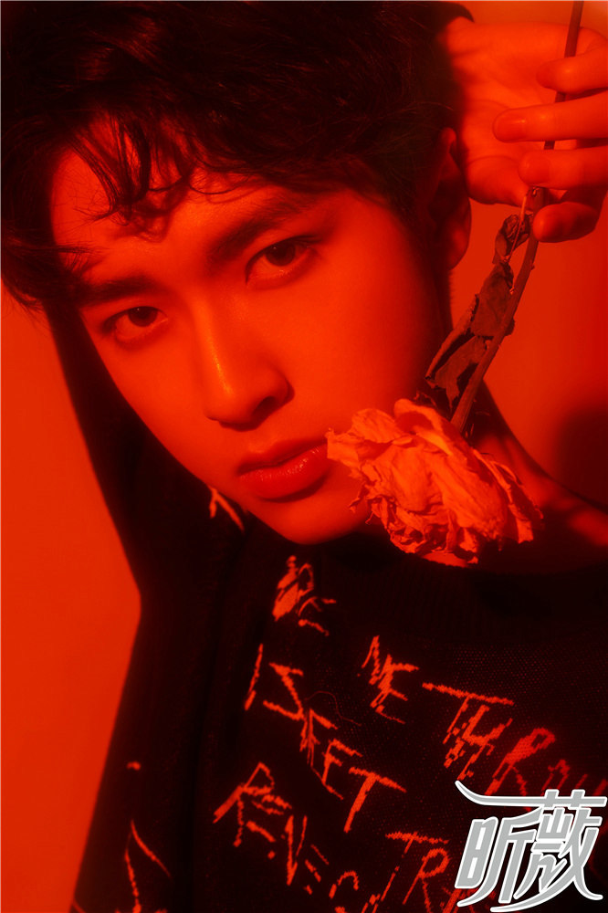 张逸杰复古运动风写真撩爆少女心