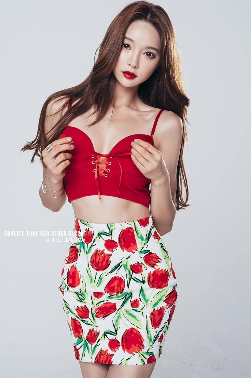 性感名模穿包臀碎花短裙，身姿曼妙长腿诱人！