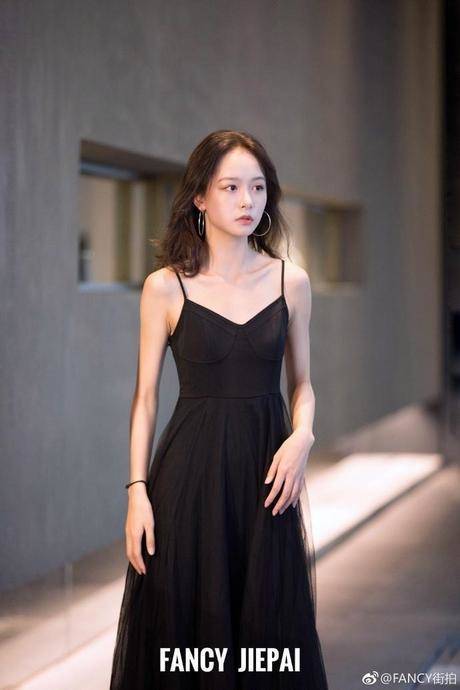 街拍：清新优雅的吊带裙，打造时尚丽人，看一眼便喜欢上了