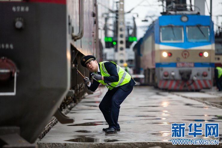  #次旅客列车#【新春走基层】火车司机的春运首日