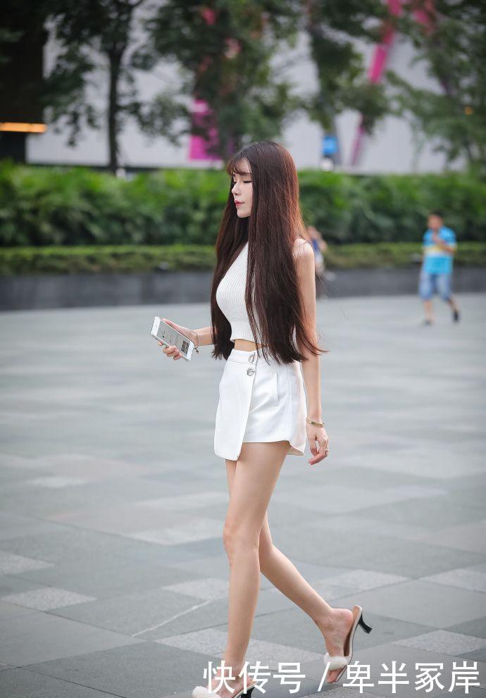  [的的]街拍：简约搭配穿出时尚味道，小姐姐们吸引眼球的的魅力！