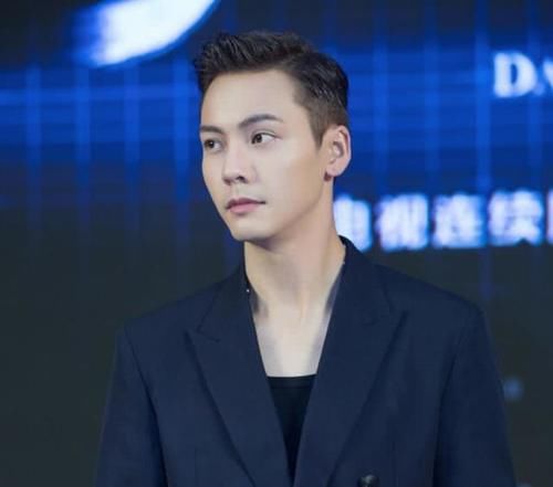  『地展现出来』男士有这4个标志，很适合剪“背头”发型，轻熟又帅气