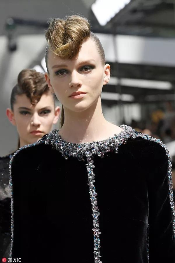 我们在巴黎大皇宫变的书报亭里问了周迅和刘雯一些小秘密……