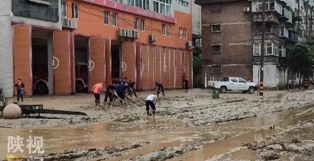 今日入中伏 降雨仍持续！汉中多地暴雨导致道路中断 桥梁冲毁 居