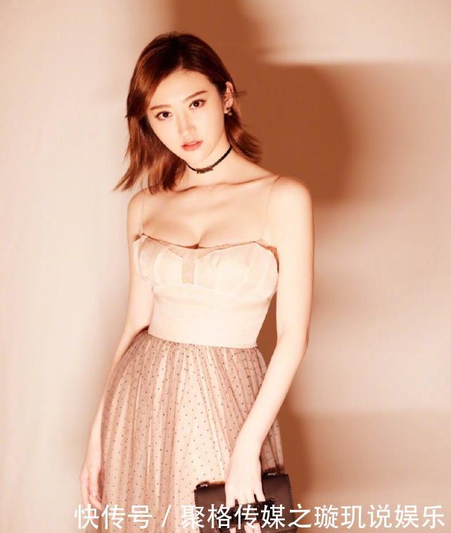 景甜的拍照姿势，图一美背迷人，图四混搭风，图六就差个风火轮了