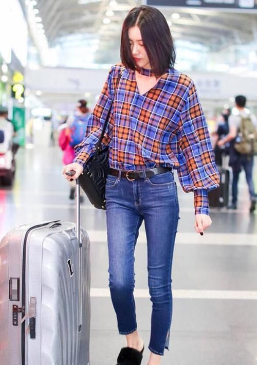 『女性』基础款牛仔裤也能穿出高级感，跟超模刘雯这样搭，时髦更减龄