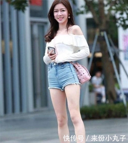 『 轻松』两位时尚的小姐姐,简单的穿搭秀出白皙长腿,轻松吸睛,街拍