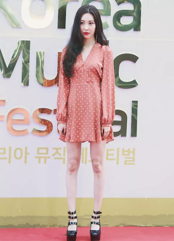 韩国第一美腿宣美，穿高开叉裙秀腿，网友：皮包骨有什么好看！