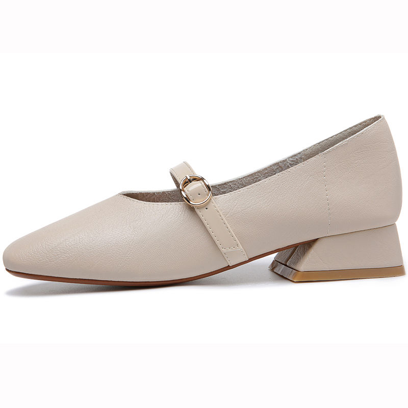 立秋了，还再穿凉鞋吗?当下超流行“瓢鞋”质感柔软，体面显年轻