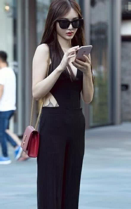 婴儿肥小姐姐露背装身材纤细曼妙，声称只想找健身肌肉男，为什么