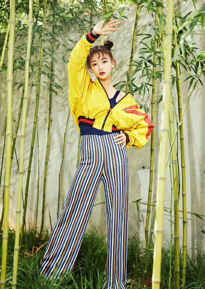 吴谨言终于撩起刘海,发际线靠后脑门像打了玻尿酸,全靠小脸硬撑