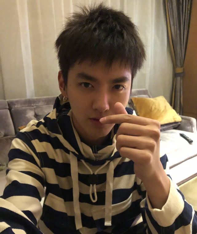 吴亦凡和古力娜扎疑似恋情曝光，网友一语道破这个绯闻真相