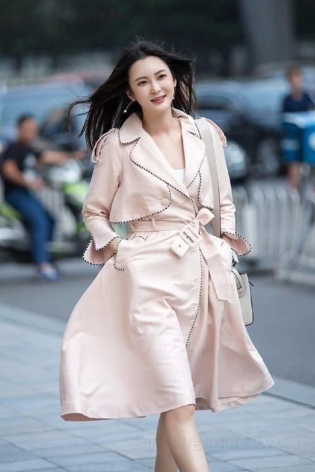 街拍：苗条大长腿的漂亮小姐姐，女性魅力展现得淋漓尽致！