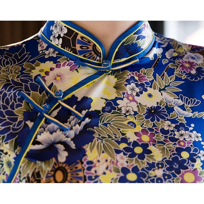 亭亭长玉颈，款款小蛮腰，这是旗袍的美!50岁妈妈穿，笑颜如花