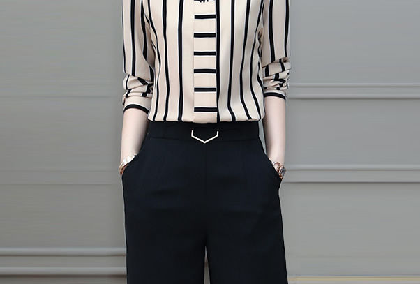 不喜欢穿裙子的女人有福了，瞧瞧8月新款套装，穿上身女人味十足