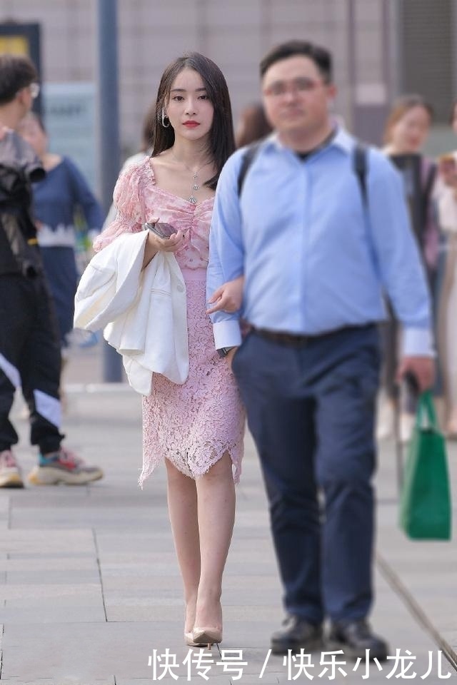  『穿搭』街拍，小姐姐五官精致娇小可爱，穿白色的紧身T恤性感又洋气