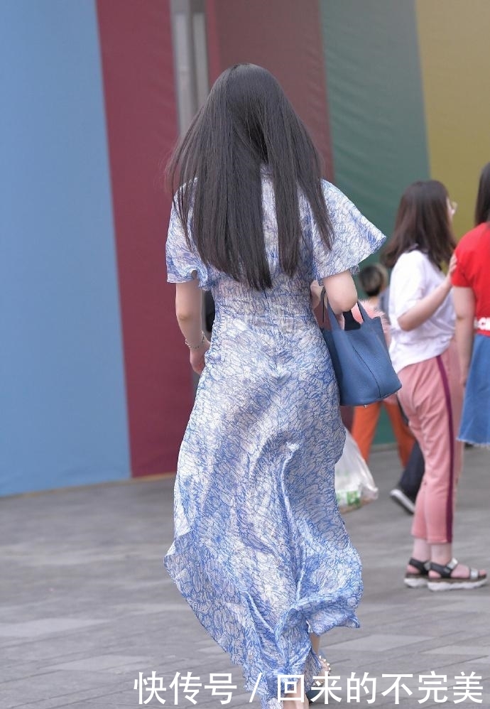  「时尚姑娘」街拍：连衣裙有多美，穿过才能够体会
