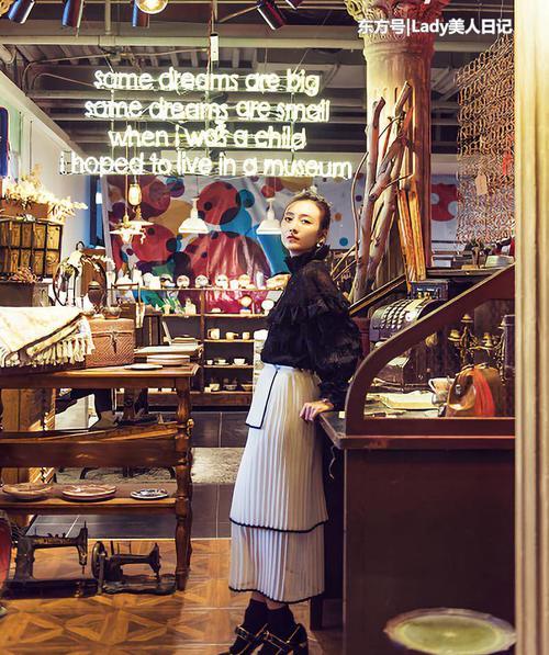 比宋祖儿大几岁的王鸥这样穿，两人竟似同龄人，果然这样搭显年轻