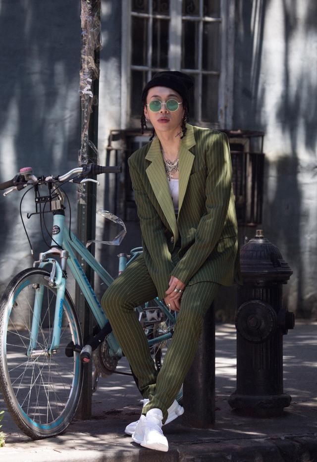 杨文昊不只会跳更会穿，t恤配长裤前卫十足，连袜子都满是细节