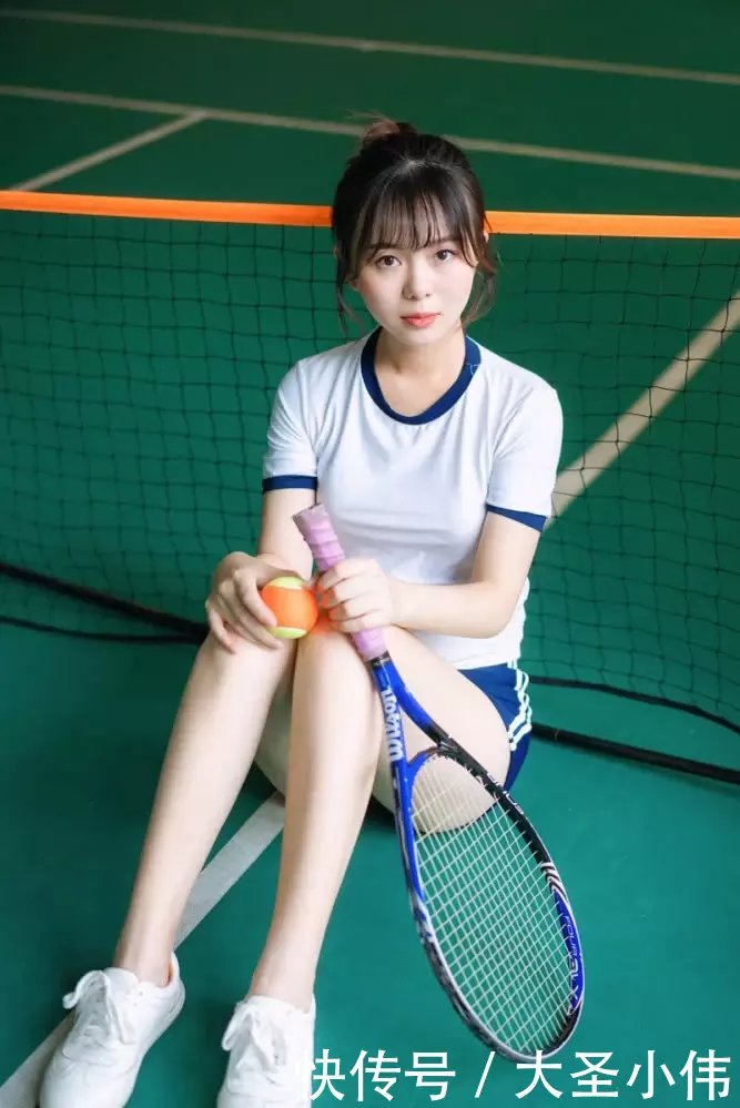  「活力」美女街拍：美女活力运动装，是青春的味道