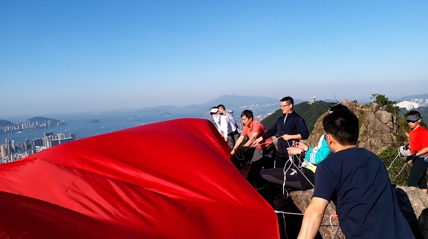  [狮子山]燃！香港青年登狮子山，挂15米宽超大国旗