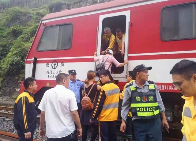  「转运」成昆铁路因水害中断！铁路特种车辆紧急转运村民