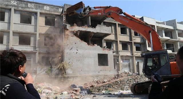 在农村有宅基地，还在城里买房的人，应该退出宅基地吗？