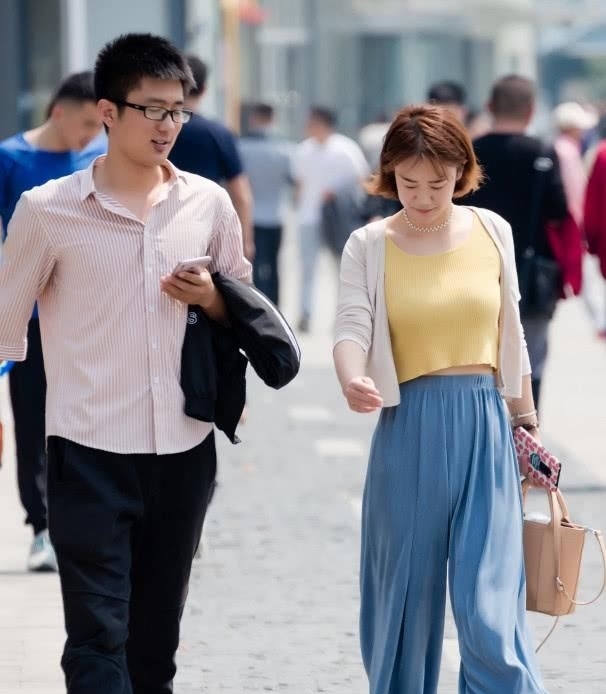 右脚:这裤子火了:“迈右脚是真裤子,迈左脚是假裙子”,潮人都在穿