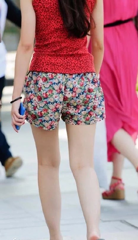 重口味小姐姐，身穿红色豹纹印花小背心独自出门逛街，泼辣性感