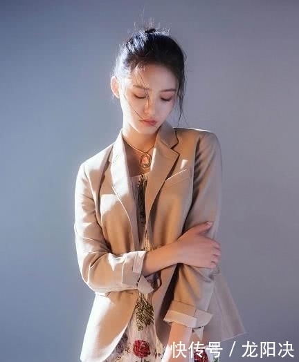  #美美#女孩们如何美美地去复工来康康今年流行的这些穿搭风格吧