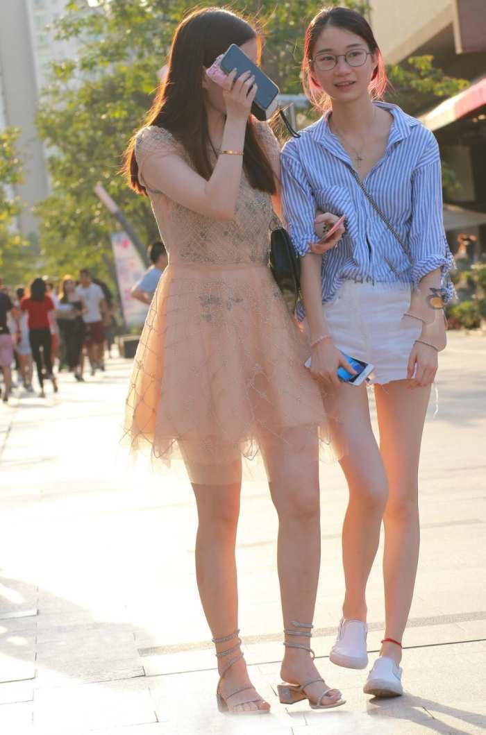 街拍时尚：逛街遇到一对长腿闺蜜，你选择连衣裙还是短裤？