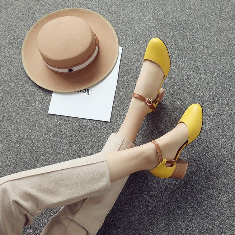 夏天是个“秀脚”的季节，洋气女人穿这样的高跟鞋，美的让人心醉