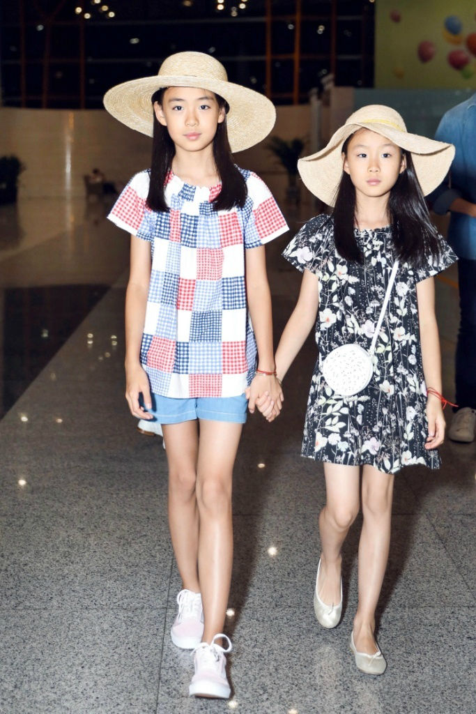 佟大为关悦这一家子的腿都是复制黏贴的吧!女儿腿长很吓人哦!