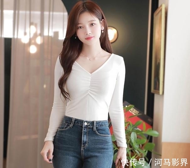 『 显得』搭配修身牛仔裤让造型更显靓丽自信,白色打底衫简洁时尚