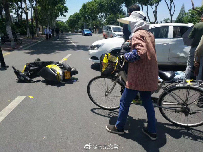 『骑车人』超车判断失误撞上网约车 骑车人未戴头盔头部着地