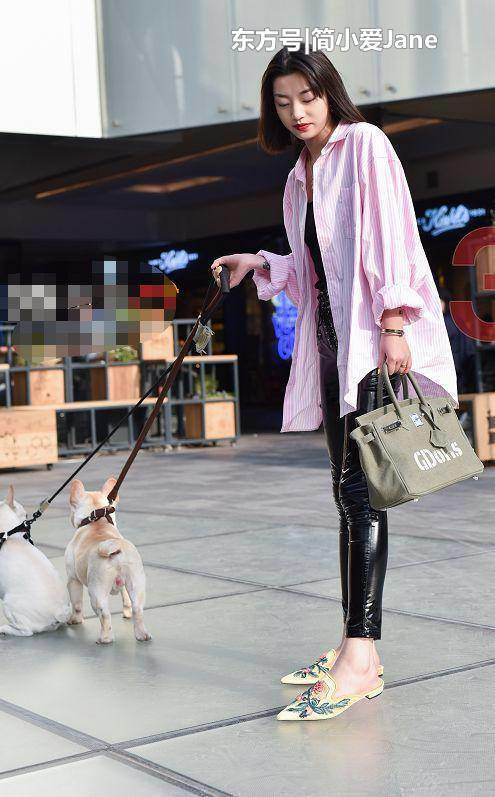 街拍：秋季已来，皮裤上线，美女穿皮裤能让腿部紧绷又有型！