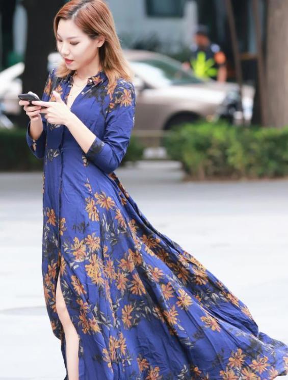 『尽显』街拍:身穿紧身上衣小美女,白亮素净,尽显低调冷艳的美