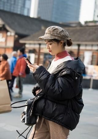 『旗袍』路人街拍,图一两位女孩的打扮简单又很显青春