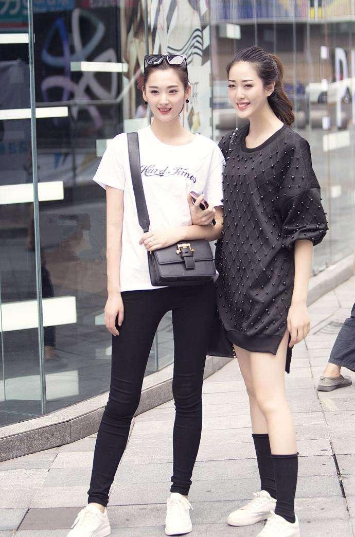 路人街拍：小姐姐是白色控和粉色控吧，吊带短裙无比清爽