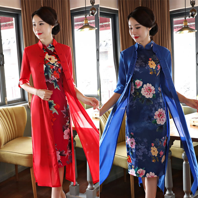 身材好的70女人，别穿毛衣裙，穿秋季旗袍，举手投足都无比迷人