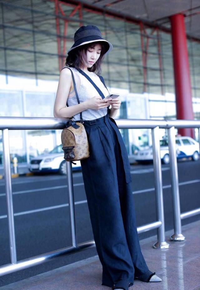 菅纫姿这款渔夫帽可流行了，和齐刘海一搭，完全是换了一个人