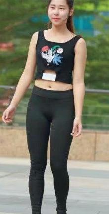 打底裤藏肉的技能满分，越简单越上镜一点没错哦