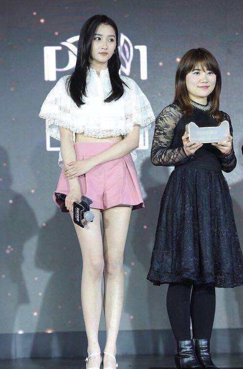 19岁周洁琼和20岁关晓彤同穿短裤,网友:筷子腿还是锥子腿一目了然