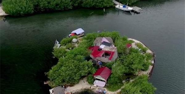  [世外桃源]牛！大叔用15万个塑料瓶搭建岛屿，有房有树有网络，宛如世外桃源