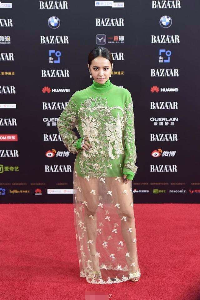 蔡依林与何穗同穿绿裙, 一个肤白貌美似仙女, 一个肤色暗沉似大妈