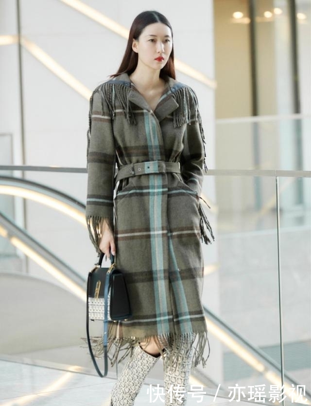 穿搭■她是中国时尚圈达人,今穿黑色针织衫配透视裙,美腿若隐若现