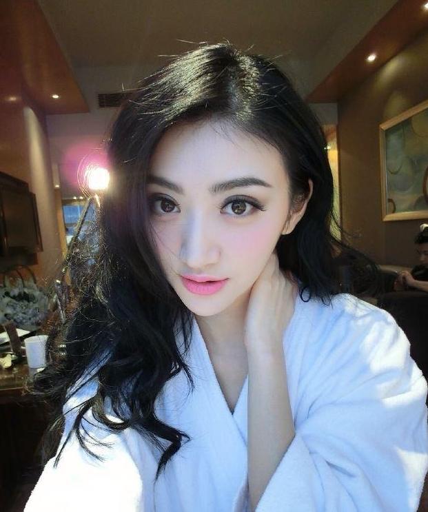 演员景甜：睡衣照！是不是很有真实感？网友：没人敢这样穿！