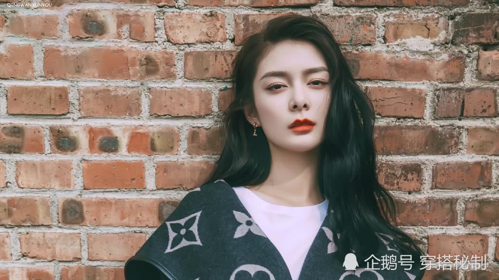  『全身』傅菁全身LV系列出镜，大翻领外套搭配白色包包，简约随性又不失时尚风范