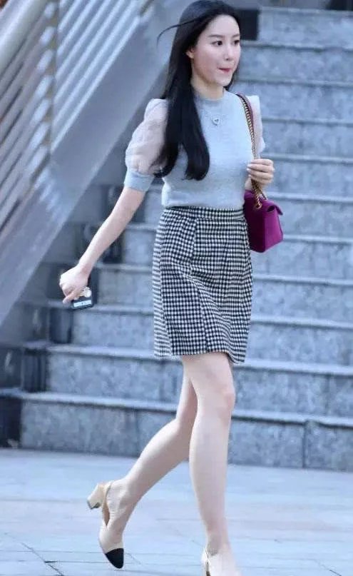 赶公交的清纯御姐，抹胸装下勾勒迷人曲线，整体的穿搭上面尽显女